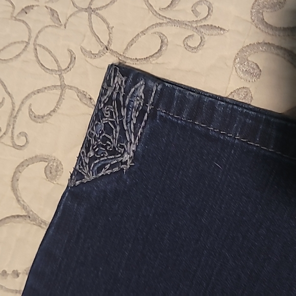 Cute Gloria Vanderbilt "Jordyn" Capri Mid-Rise - Picture 5 of 5